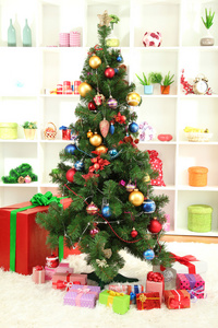 装饰圣诞树上室内的家庭背景图片