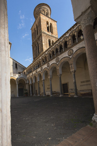大教堂的尖顶和列 atrium