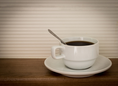 白杯黑咖啡水平