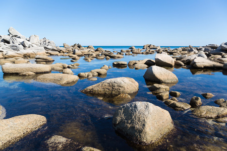 美丽的夏天的海洋海岸景观