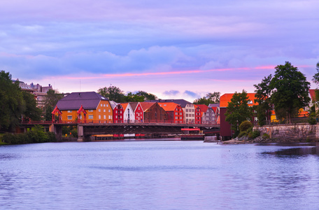 城市景观的特隆赫姆挪威在日落