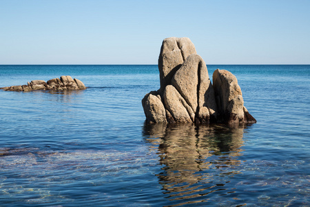 美丽的夏天的海洋海岸景观