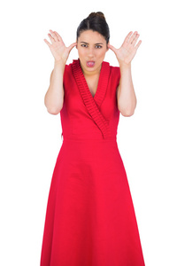 在做鬼脸的红色礼服优雅模型图片