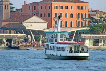 汽艇在威尼斯的游客运输图片