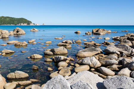 夏天的岩质海岸风景