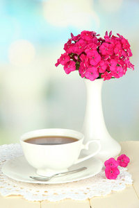 福禄与杯茶上光背景表格的美丽花束