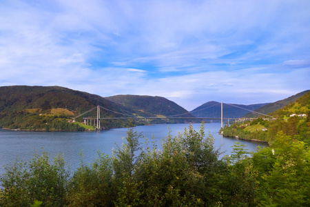 大桥横跨峡湾挪威