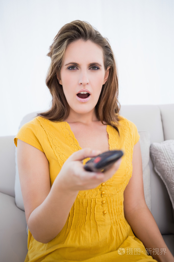 空洞的女人举行远程控制