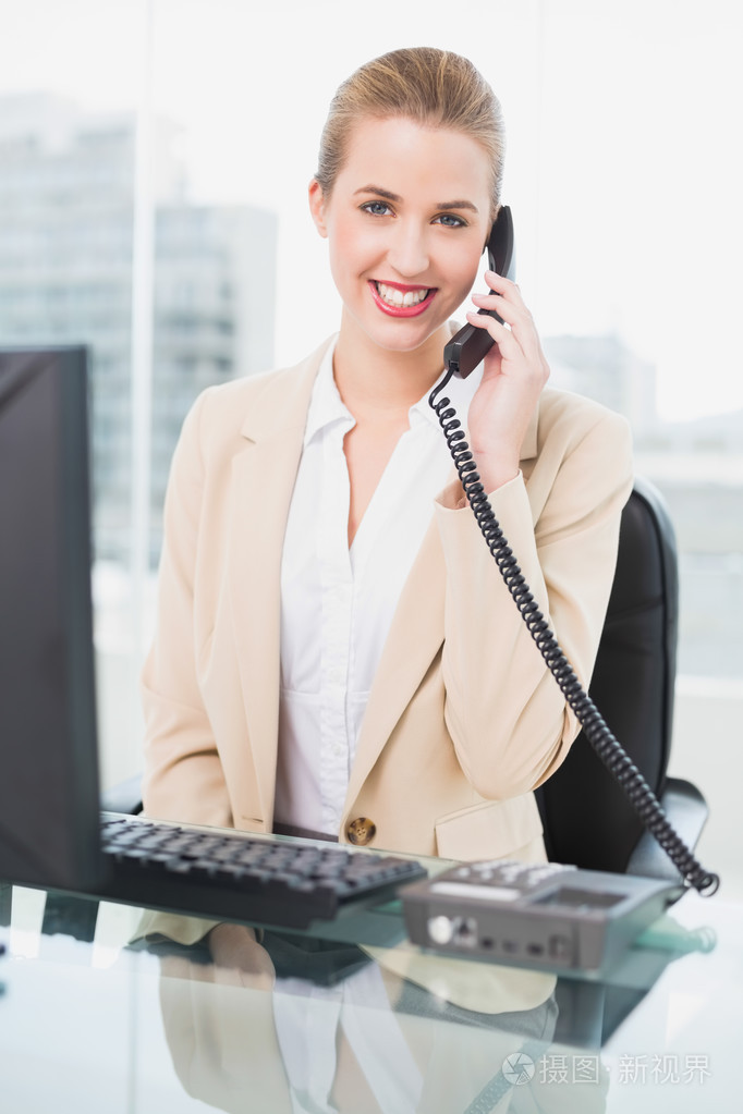 接听电话的开朗漂亮女商人