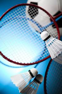 球拍上毽球绿色羽毛球毽子白色羽毛球毽子在羽毛球拍上毽球毽球背景