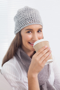 笑冬帽上喝咖啡的黑发女人