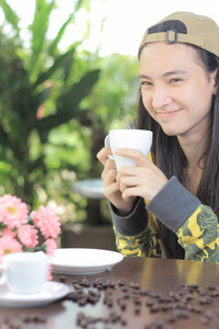 持杯咖啡在咖啡厅中微笑的女人图片