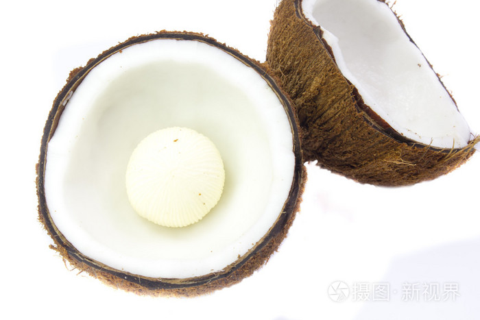 椰子果实和种子开始成长里面上白色隔离