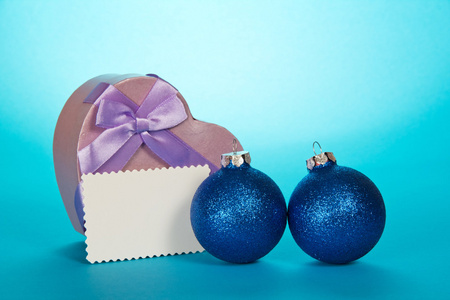 原始的礼物盒心 圣诞球和空白卡