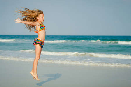 飞翔在蓝色的大海跳沙滩女孩岸在暑假中我