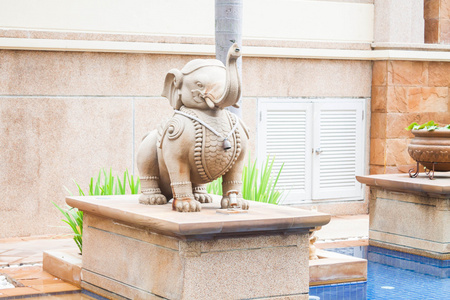 大象雕像在热带泳池旁边的装饰