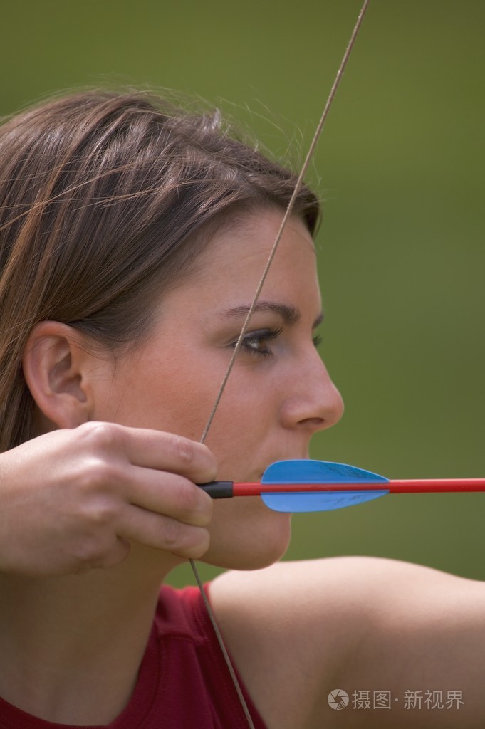 女人用弓和箭