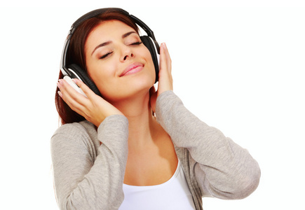 年轻女子在耳机听音乐