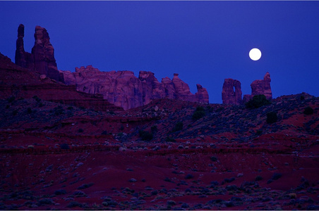 岩石对月夜天空的轮廓