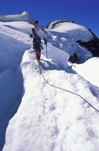 在雪坡上登山