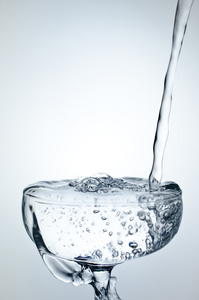 灌装玻璃用水显示一个饮料的概念