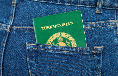 土库曼斯坦护照回牛仔裤口袋里