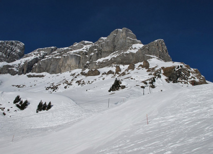 滑雪斜坡和山在 braunwald