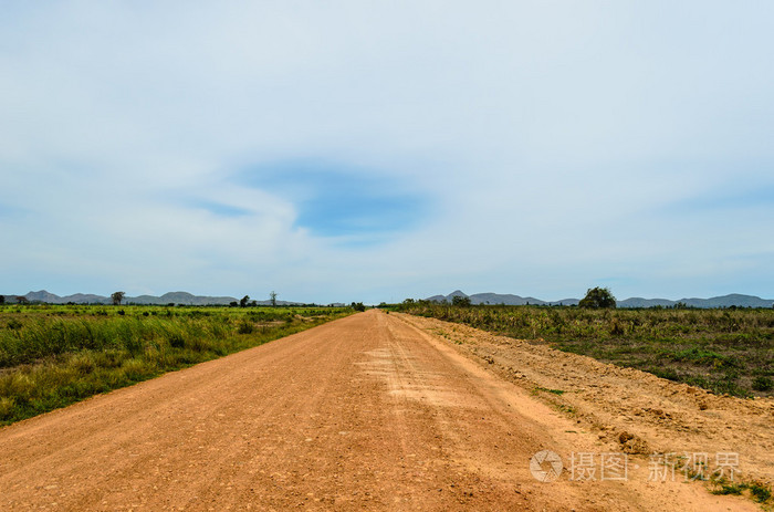 在平原的土路