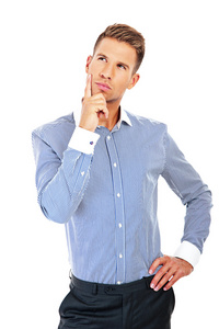英俊的年轻人在看副本空间思维的蓝色衬衫