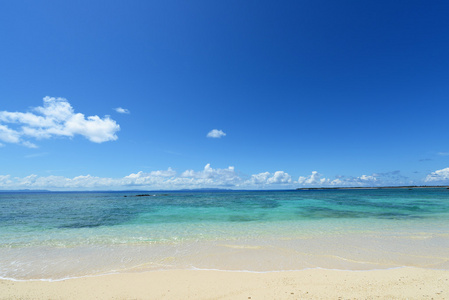 蓝色的大海和天空在冲绳