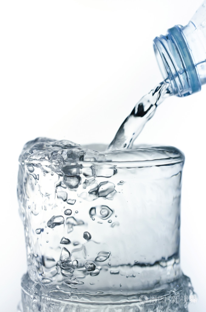 灌装玻璃用水显示一个饮料的概念