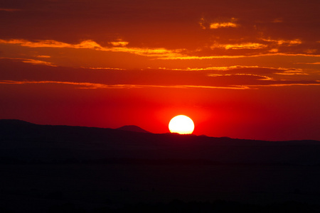 红色的夕阳的天空的太阳与云