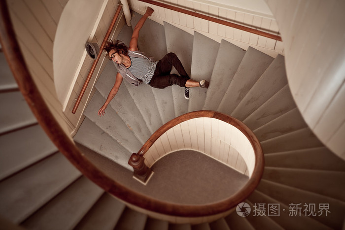 陡峭的楼梯上摔下来的年轻人