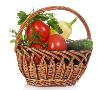 西红柿 黄瓜 辣椒和青菜，在柳条篮子里，在白色隔离