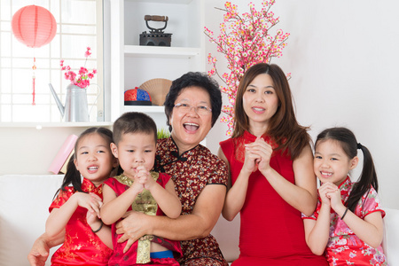在家里快乐亚洲家庭团聚