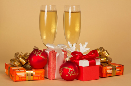 不同的礼品盒 玩具 雪花和米色背景上的香槟的酒杯一套