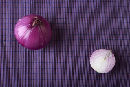 在木桌上的紫色洋葱