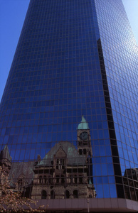 反映在玻璃摩天大楼的传统建筑