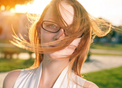 美丽红姜头发 20 多岁的肖像雀斑 特写镜头 头发被风吹的女孩自由概念或夏天的乐趣