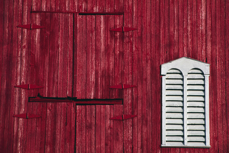 红色的谷仓门和白色的百叶窗式窗口
