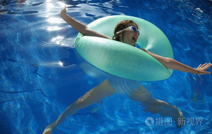 年轻女孩玩水中