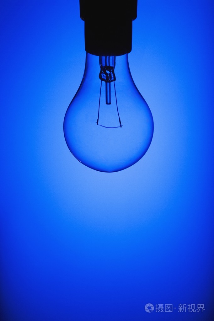 蓝色背景上的灯泡