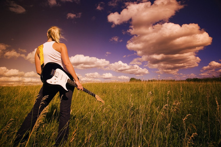电吉他的年轻女人图片