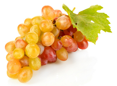 成熟的甜葡萄，孤立在白色