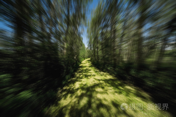 在路径上的运动模糊照片-正版商用图片1d7w78-摄图新视界
