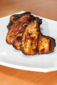 鸡烧烤炉热香料的翅膀