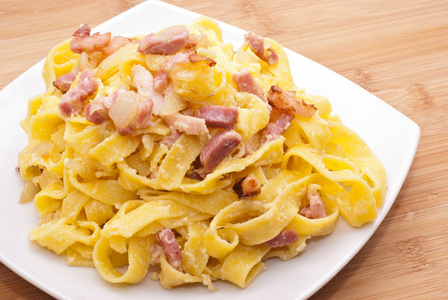 与鸡蛋培根和干酪通心粉 carbonara