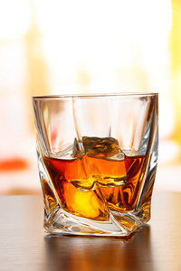 杯威士忌，在明亮的背景上