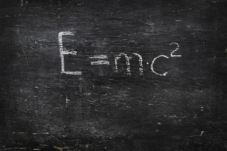 粉笔在黑板上 E 是 mc2 公式