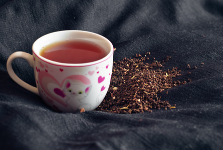 一杯茶和干新鲜红茶